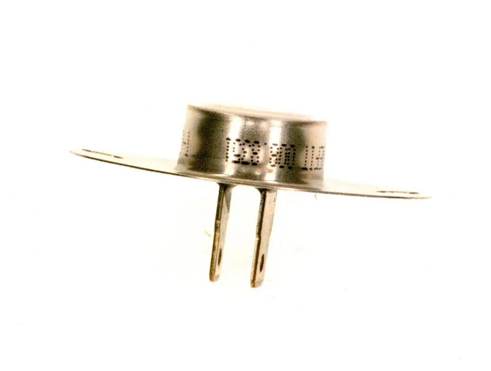 BOSCH Abgassensor mit einem runden Gehäuse und einem flachen Träger mit zwei Anschlüssen, der für die Messung von Abgaswerten in Fahrzeugen verwendet wird.